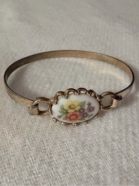 🌸vintage 1975 Avon "French Flowers" gold-tone bangle bracelet
